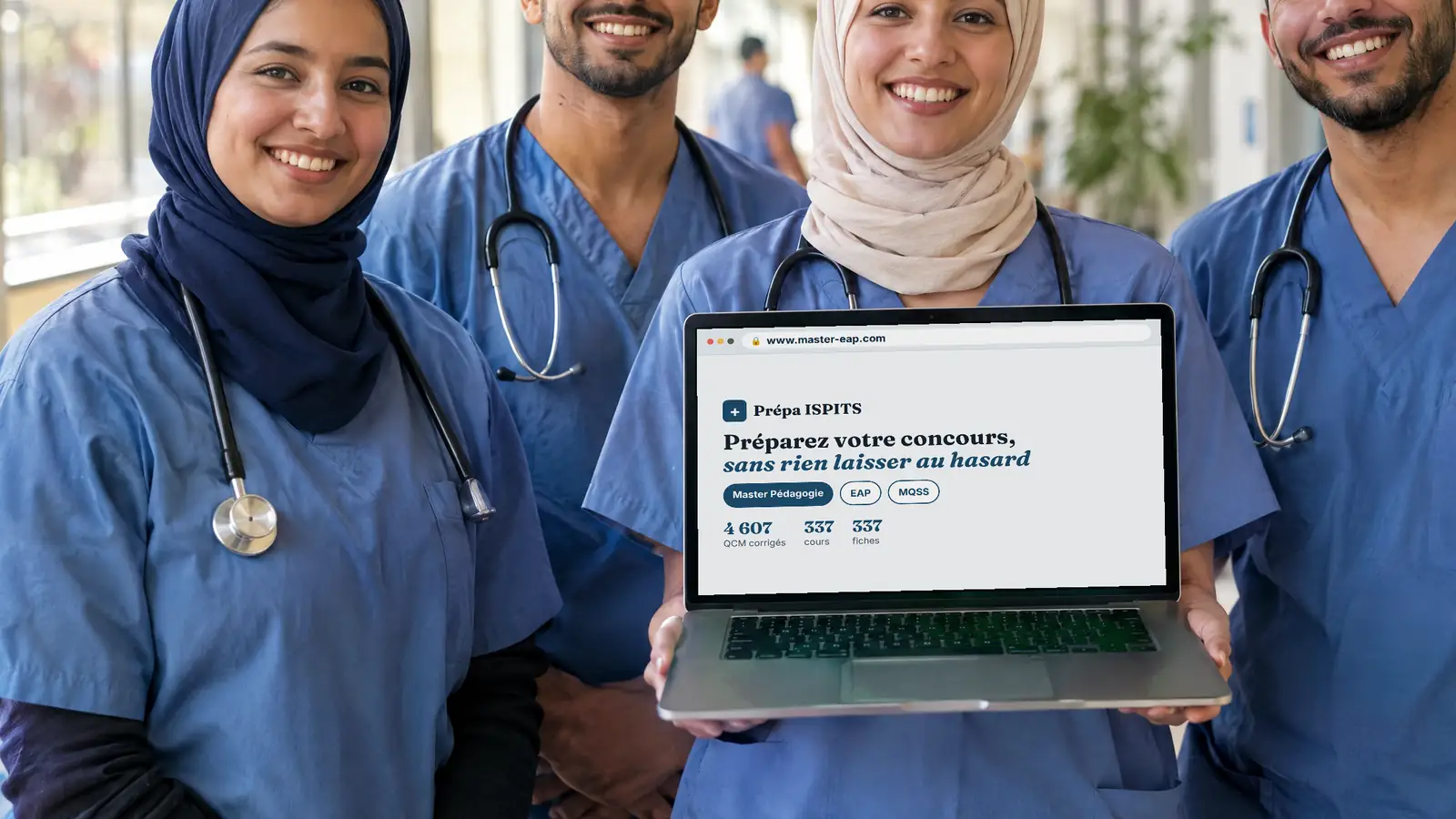 Quatre infirmiers souriants présentant la plateforme master-eap.com sur un ordinateur portable